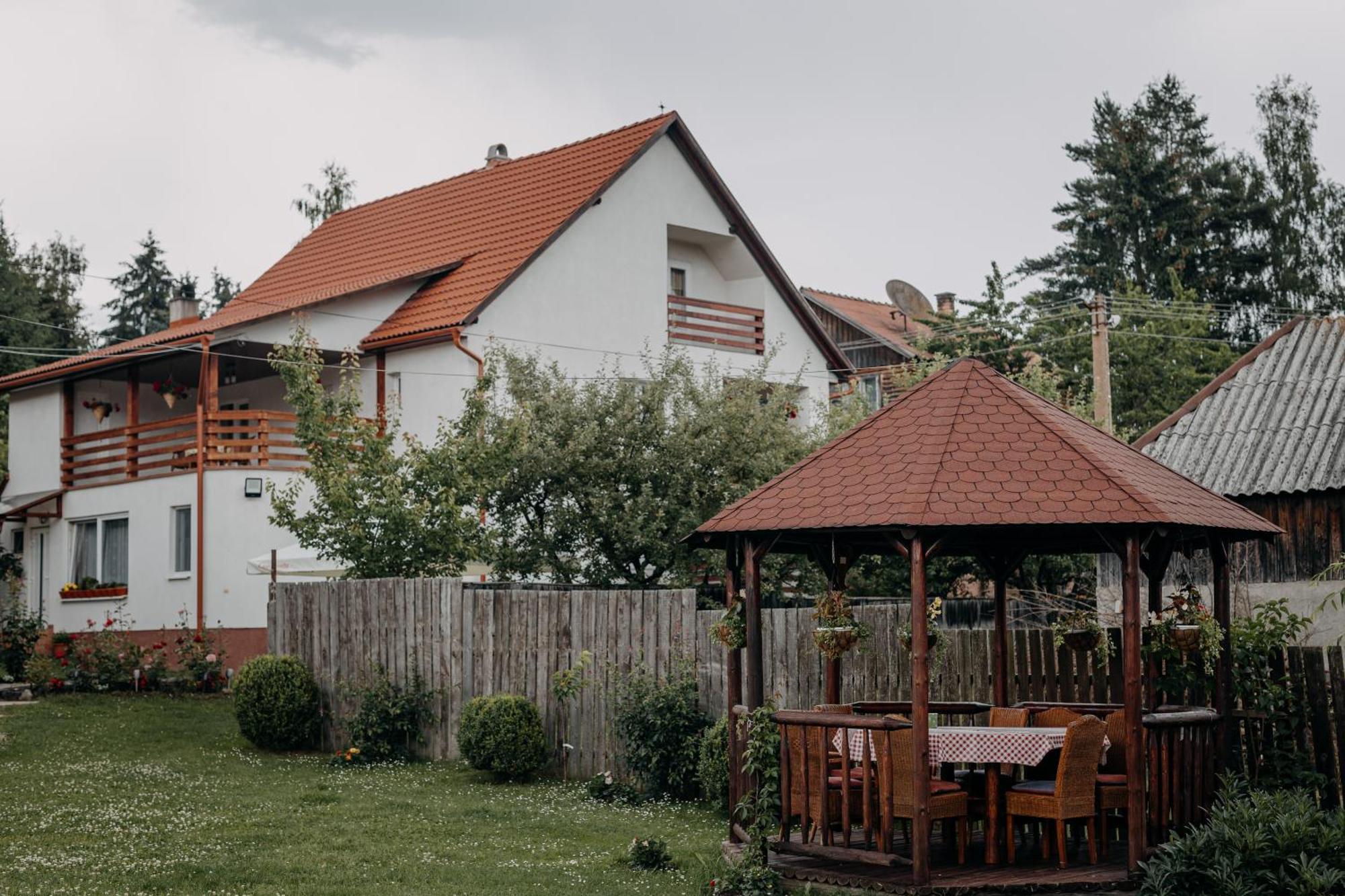 Kaffai Panzio Bed & Breakfast Izvoru Muresului Exterior photo